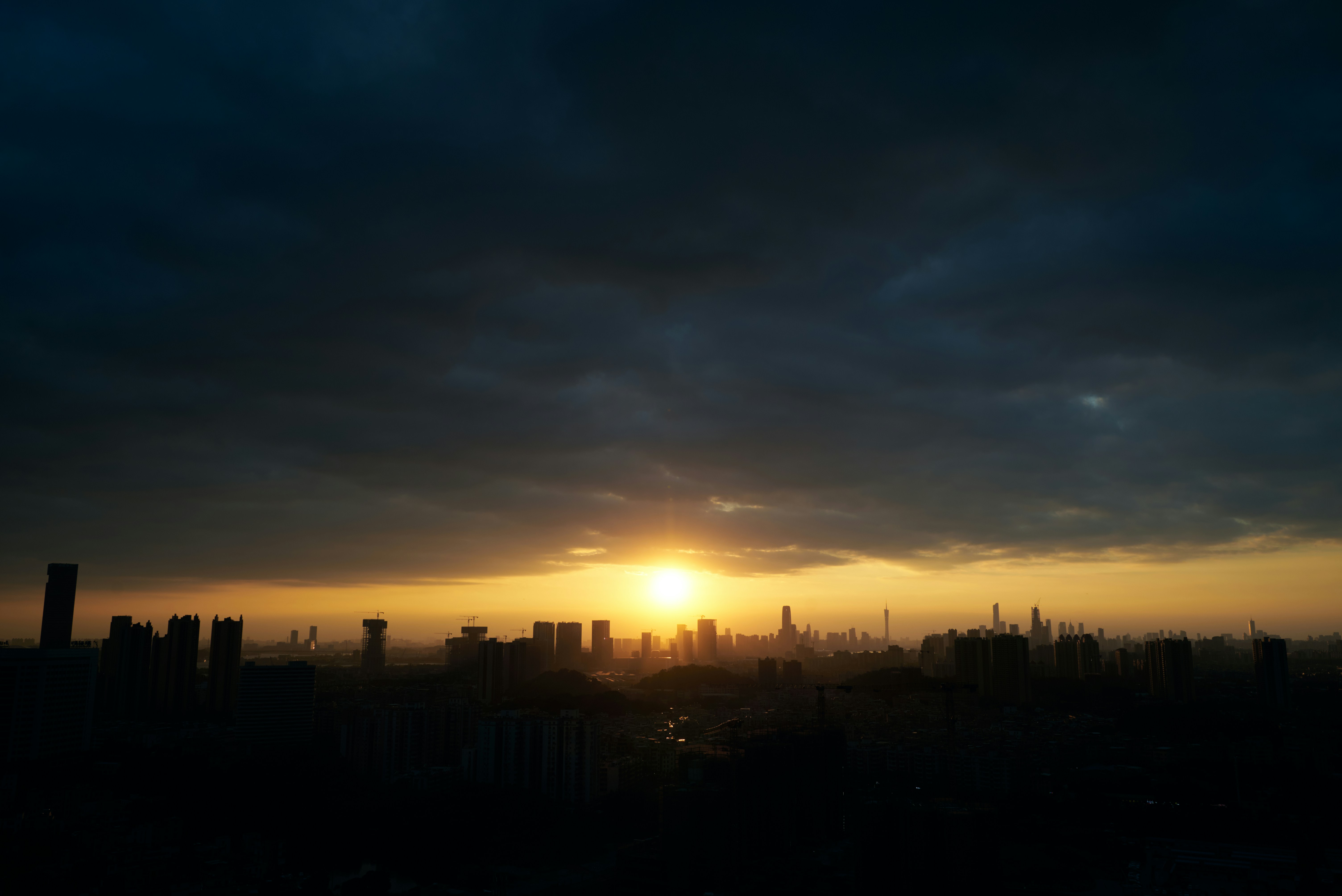 El sol se está poniendo sobre una ciudad con edificios altos