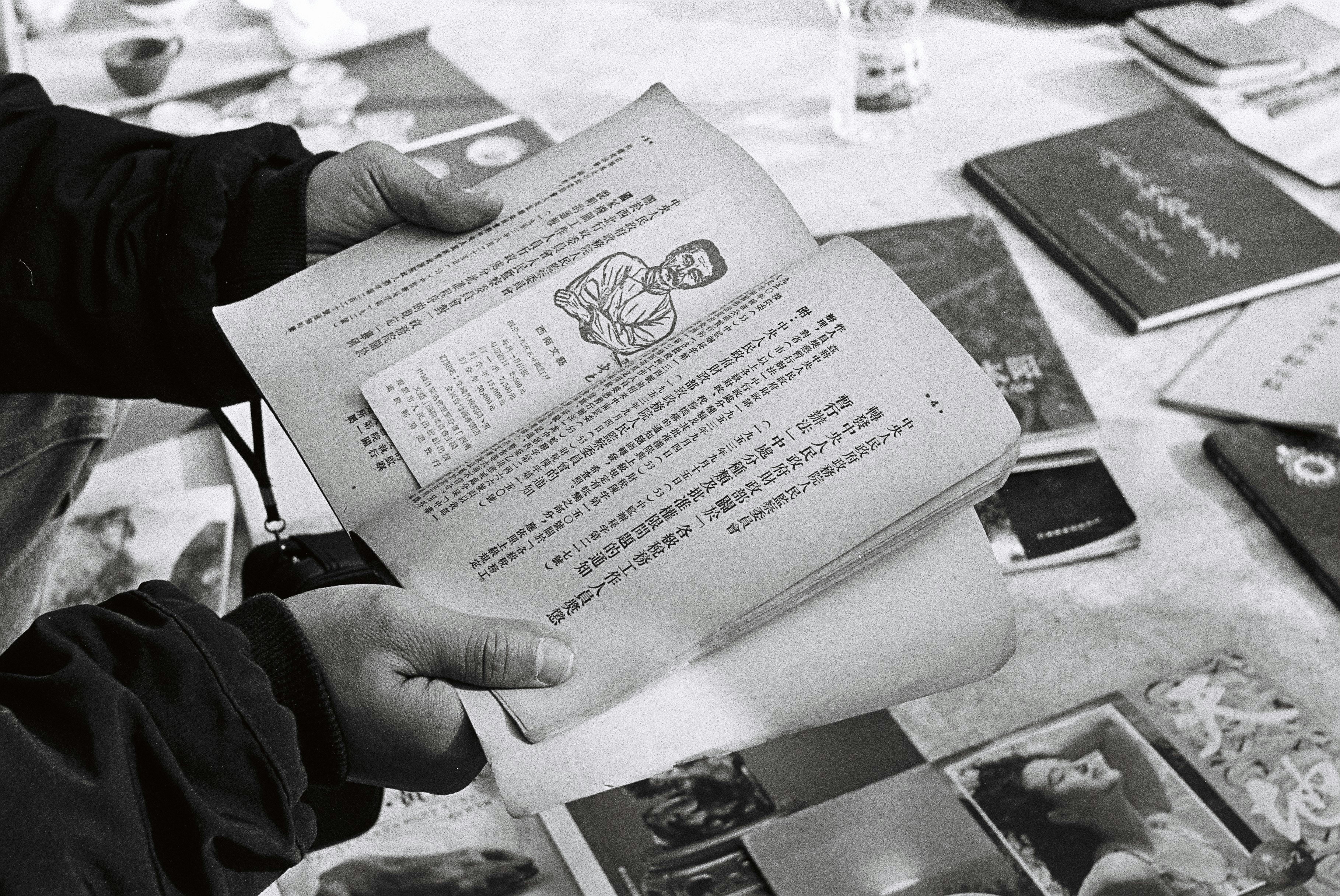 Ofis ortamında bir masa üzerinde duran iş sözleşmesi, işveren davet mektubu ve çalışma izni başvuru belgelerinin profesyonel görünümü.