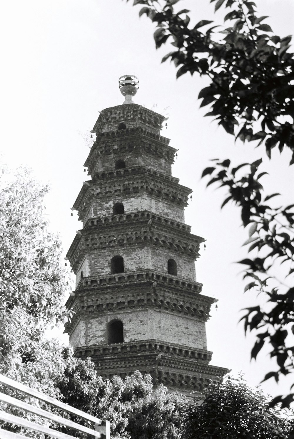 Une photo en noir et blanc d’une haute tour