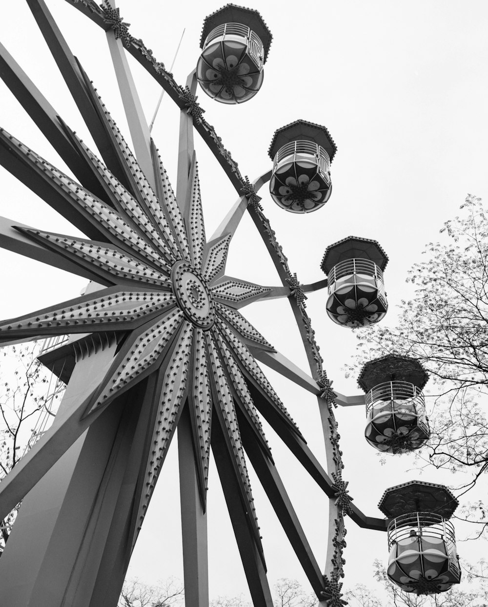 uma foto em preto e branco de uma roda gigante