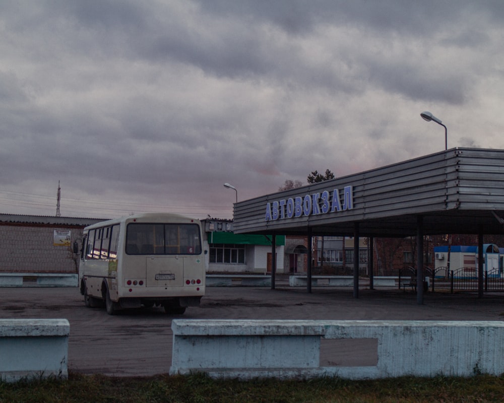 a bus is parked in front of a building