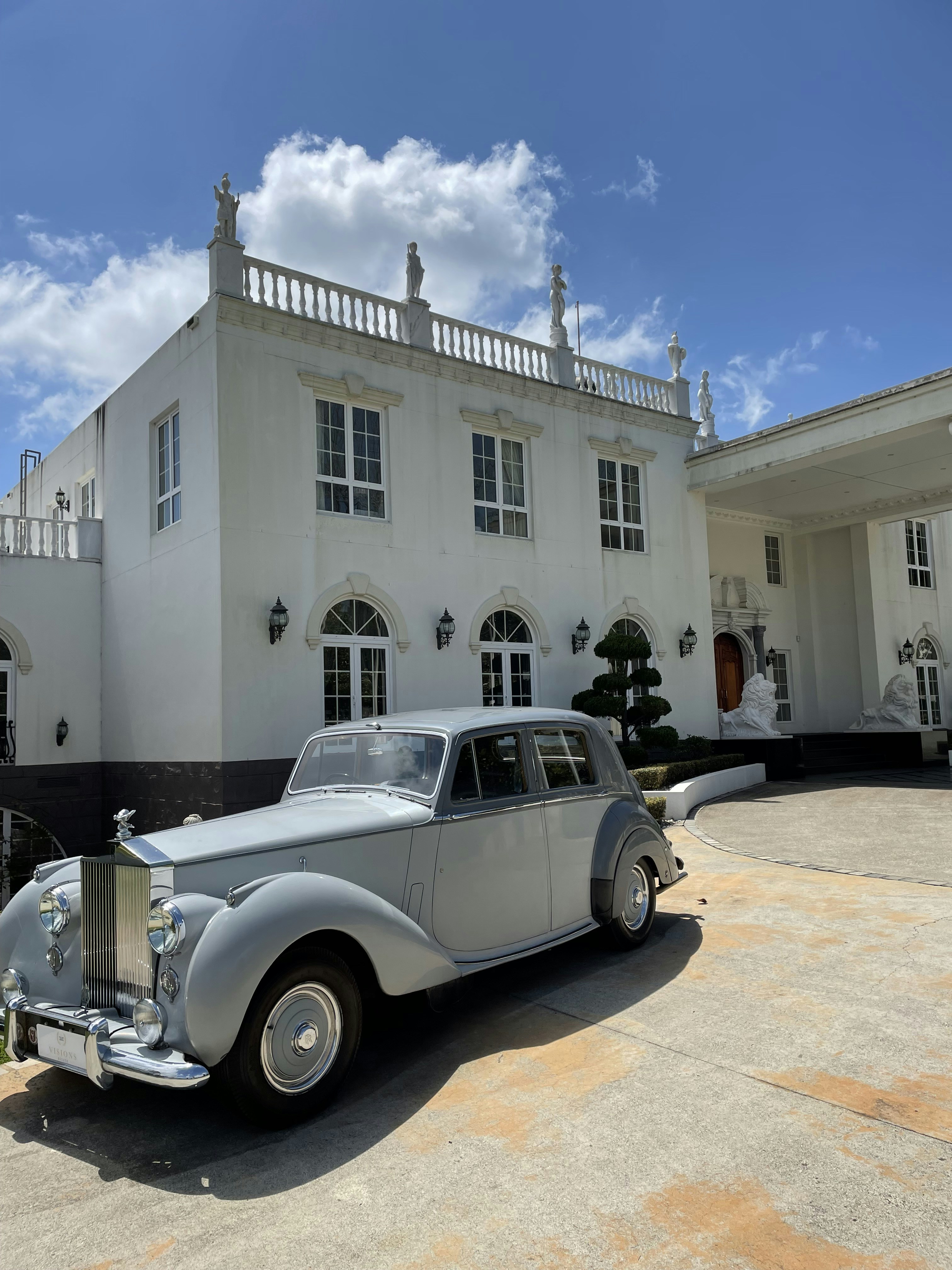 Ein LKW parkt vor einem Gebäude