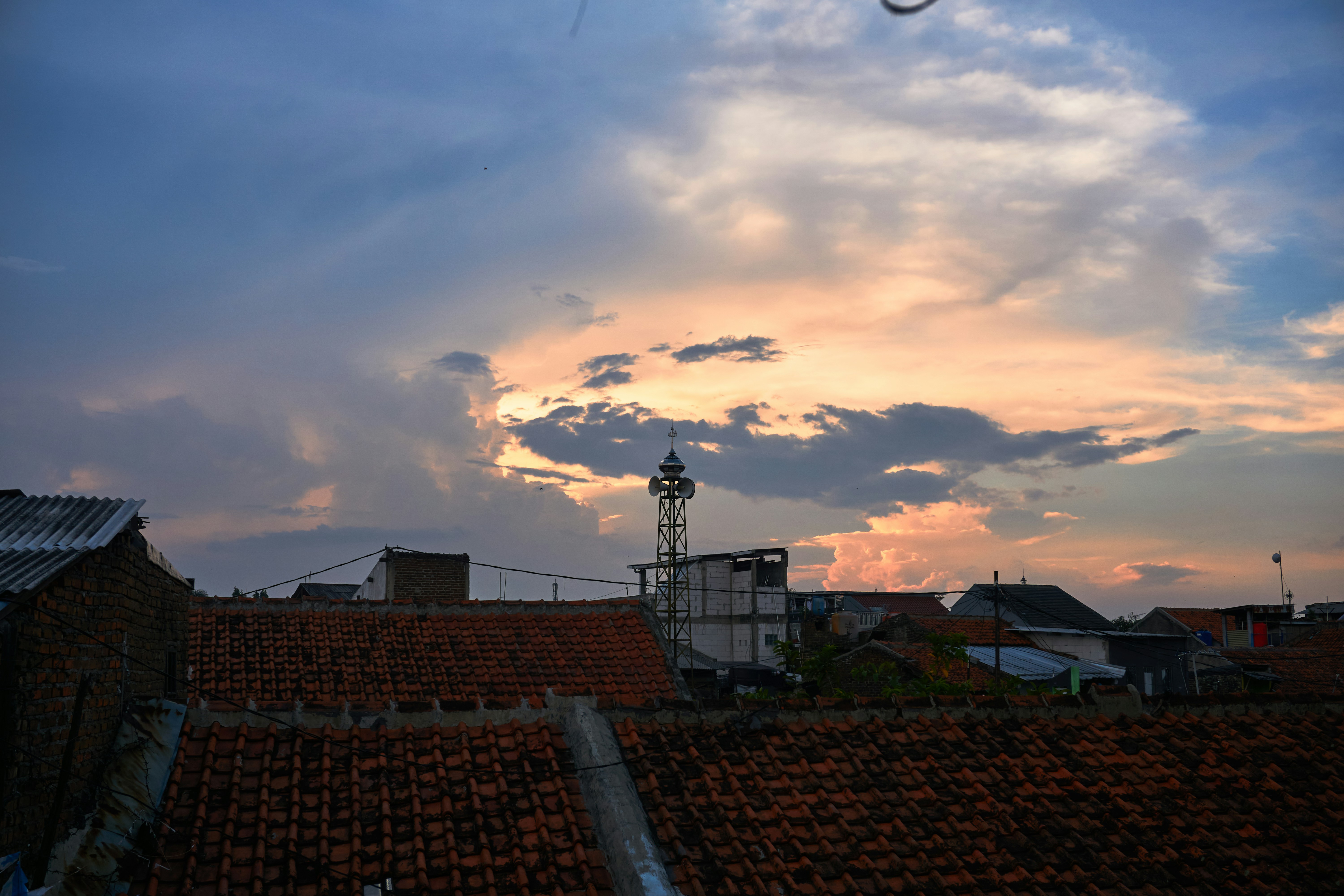 Médina de Marrakech au coucher du soleil, toits ocre et mosaïques colorées