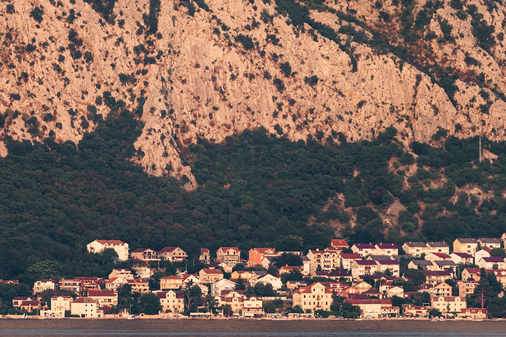 Una piccola città sulla riva di un lago