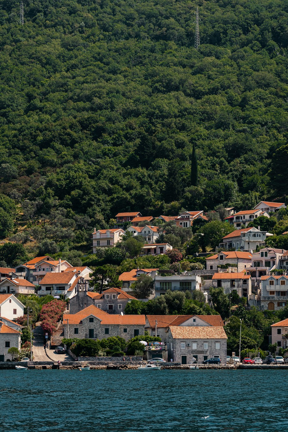 Una vista di un piccolo villaggio su una collina