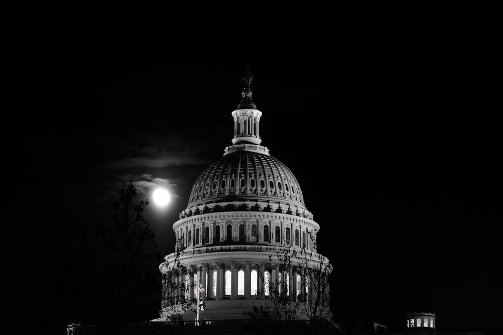 the dome of the capital building lit up at night