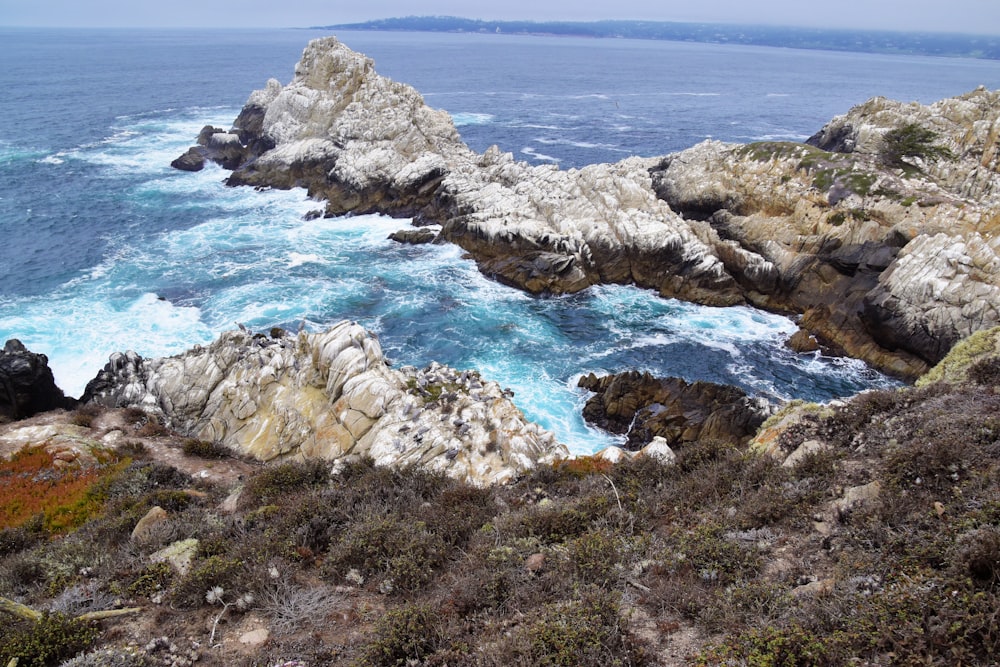 Blick auf das Meer von der Spitze eines Hügels