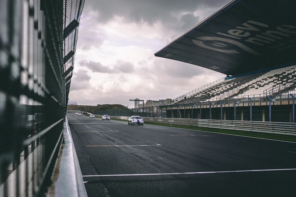 uma pista de corrida com carros dirigindo nela