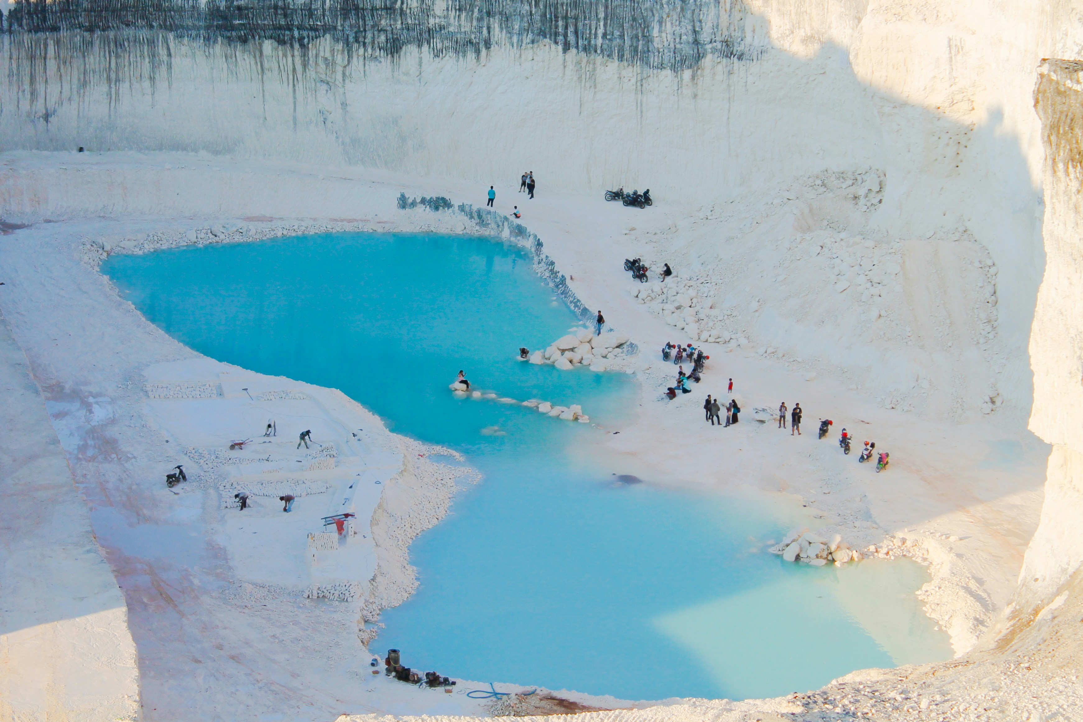 un groupe de personnes debout autour d’un bassin d’eau