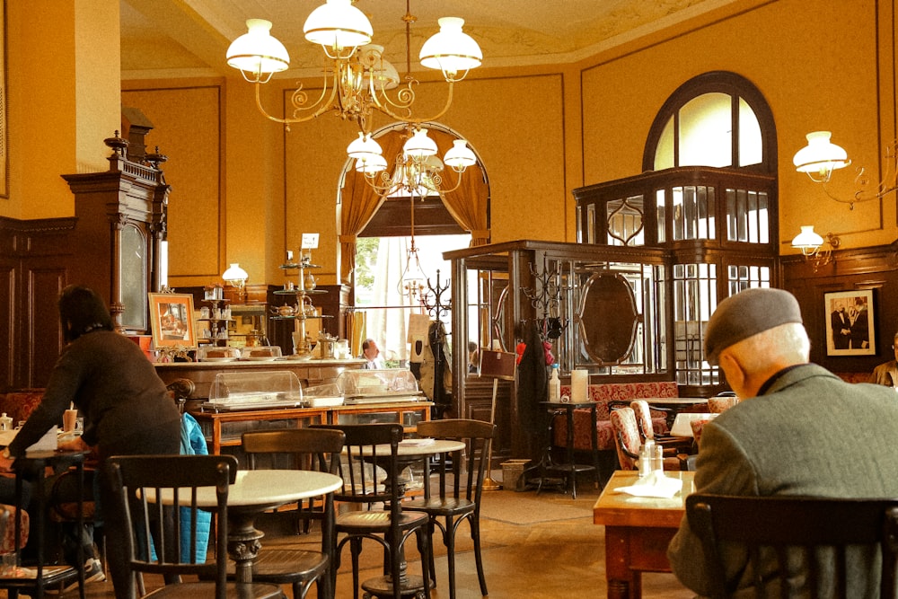 um casal de pessoas sentadas em uma mesa em um restaurante