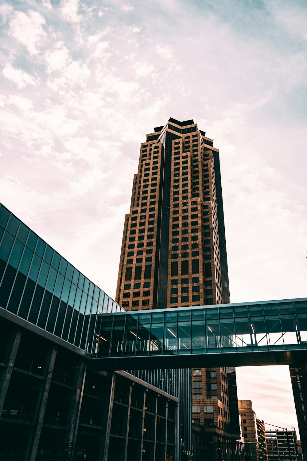 um edifício muito alto com uma ponte que atravessa