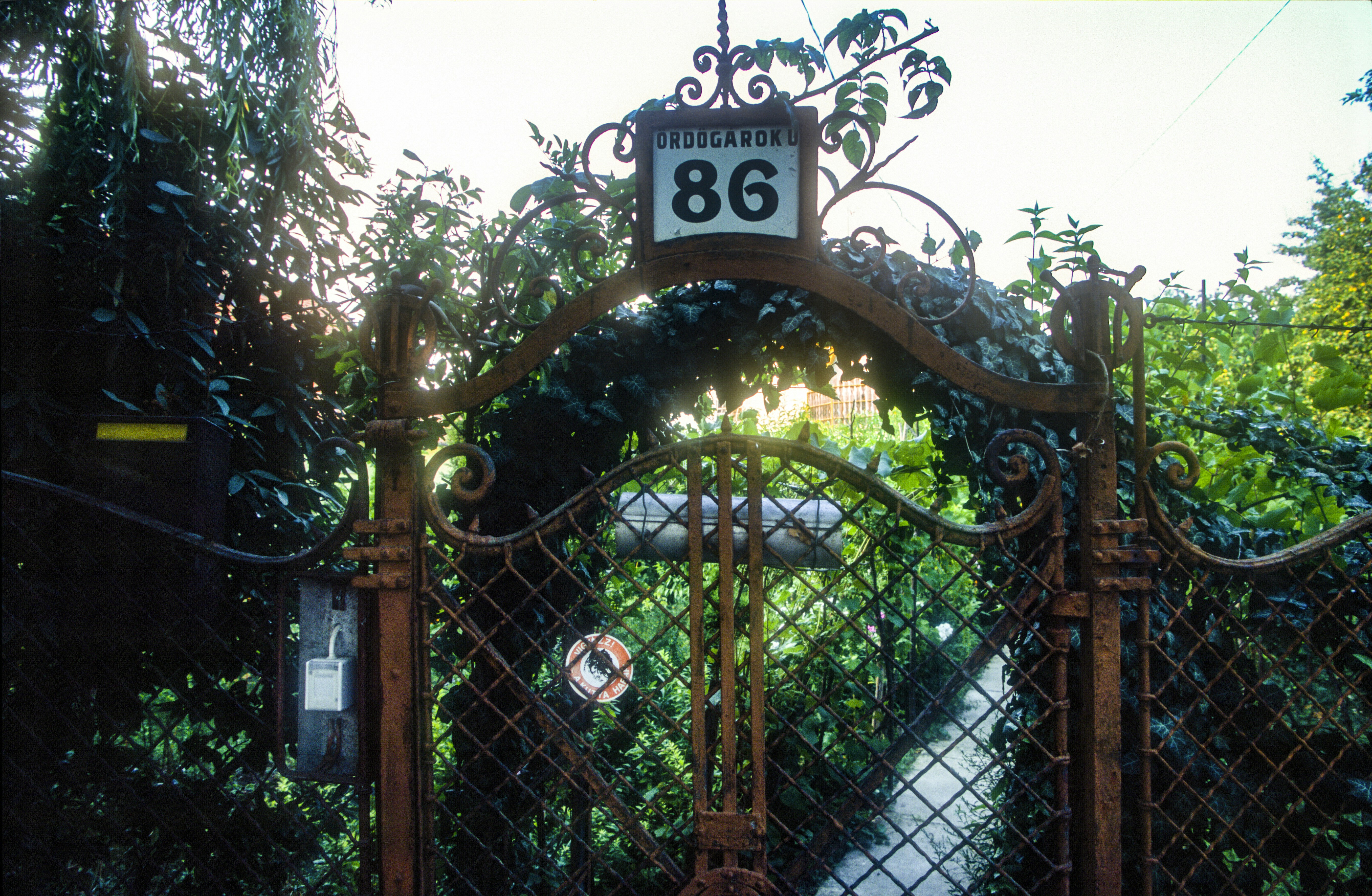 The iconic '23' gate at Michael Jordan's former Highland Park mansion - where does michael jordan live