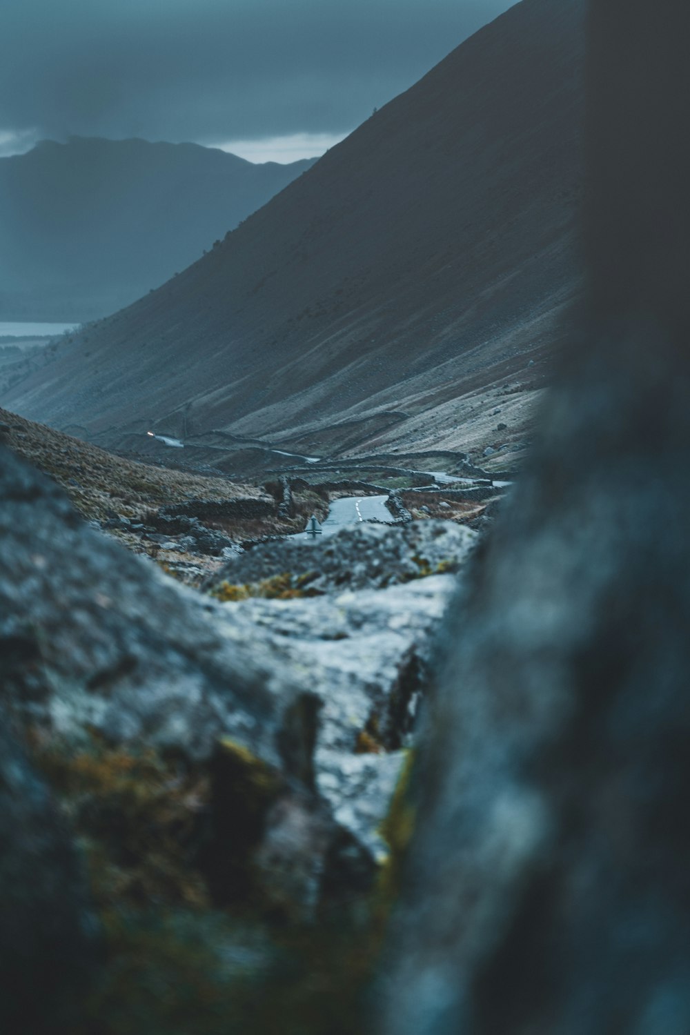 une vue d’une vallée avec des montagnes en arrière-plan