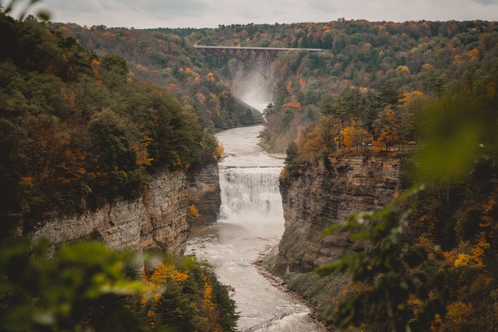 une cascade avec un pont en arrière-plan