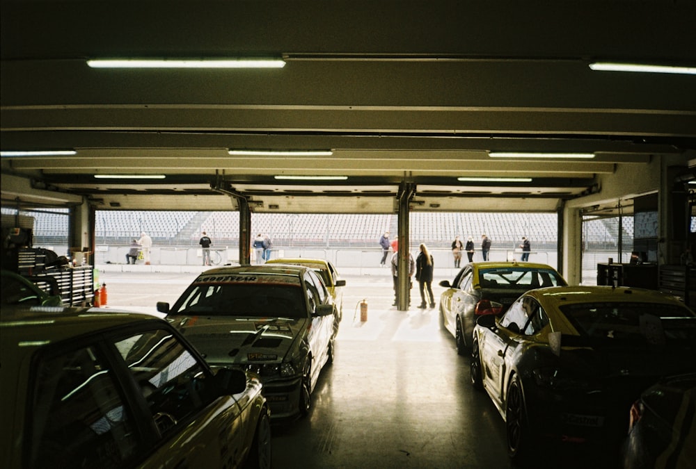 Eine Gruppe von Autos, die in einer Garage geparkt sind