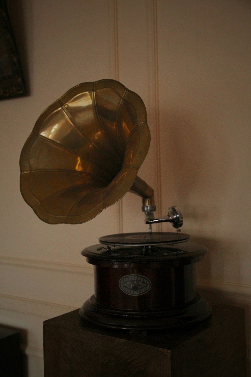 an old record player sitting on top of a wooden block