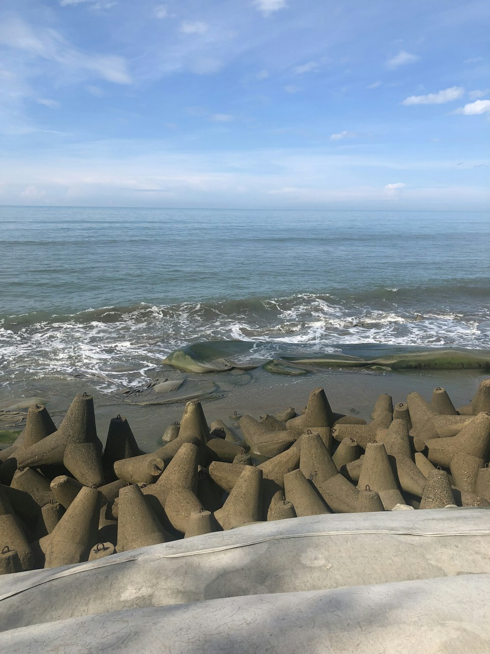 uma praia de areia ao lado do oceano sob um céu azul