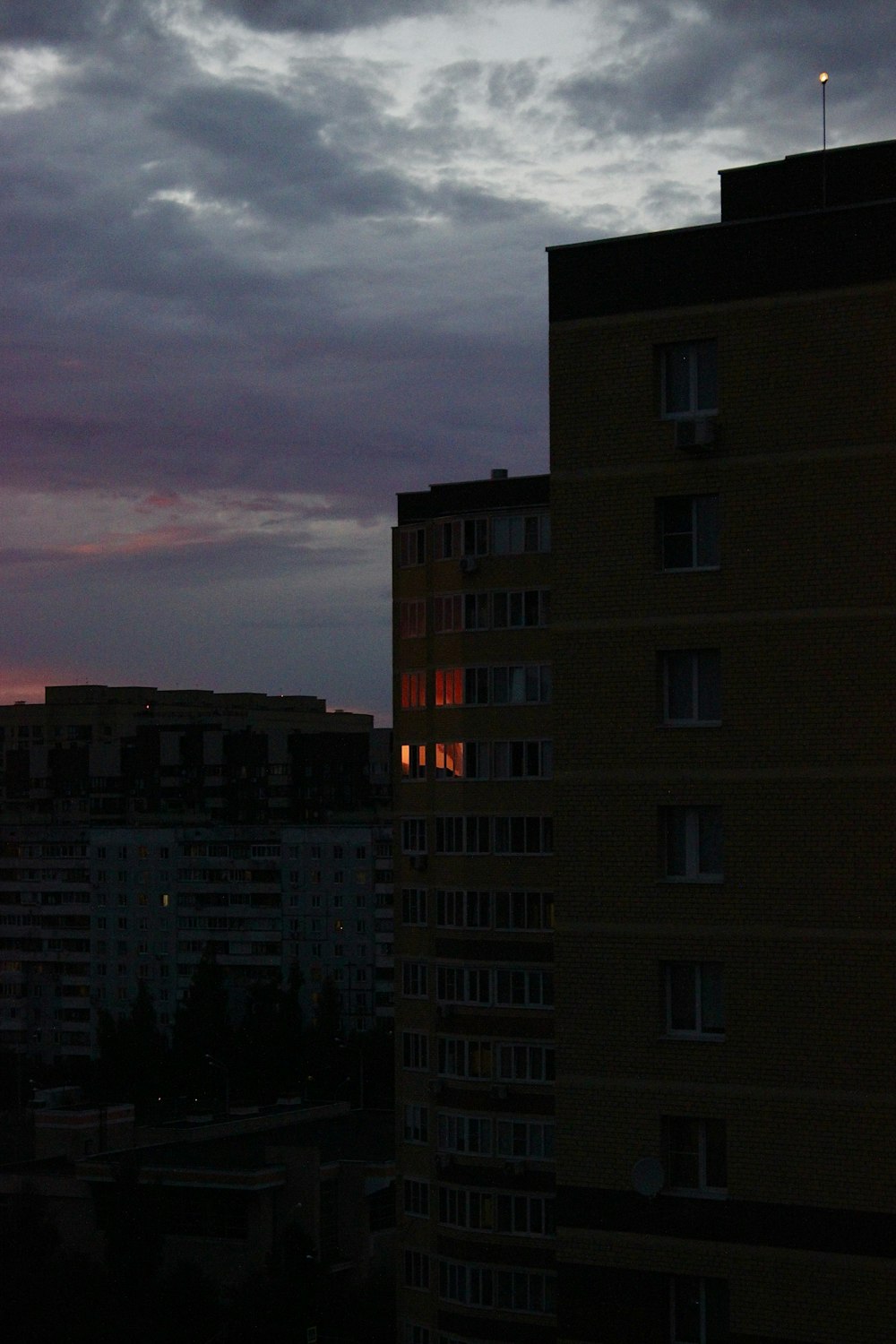 Una vista di una città di notte da un grattacielo