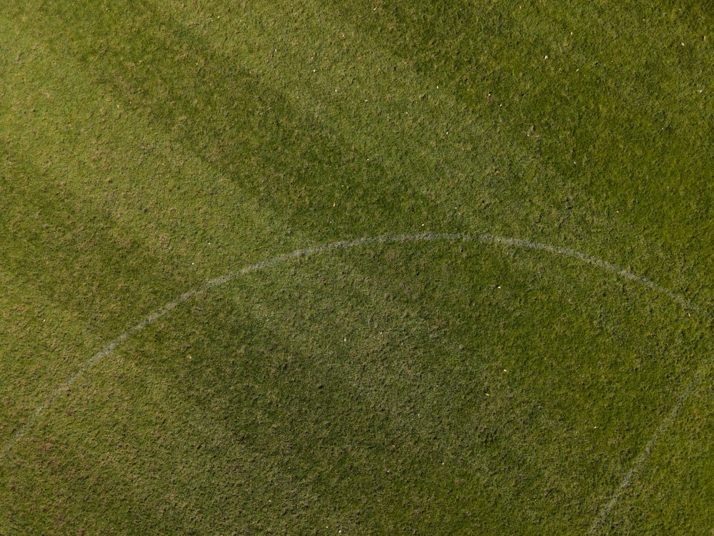 uma vista aérea de um campo de futebol com uma bola de futebol no meio do
