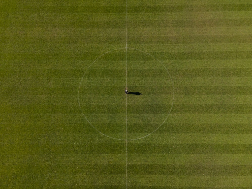 uma vista aérea de um campo de beisebol com uma bola no meio do campo