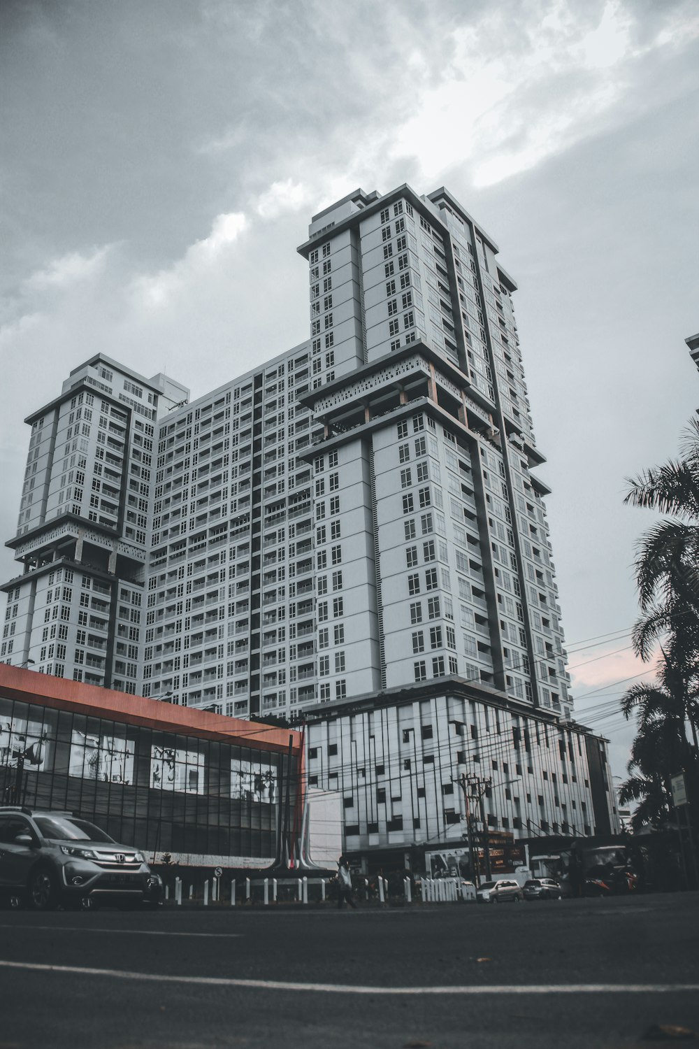 Un edificio muy alto sentado al lado de un estacionamiento