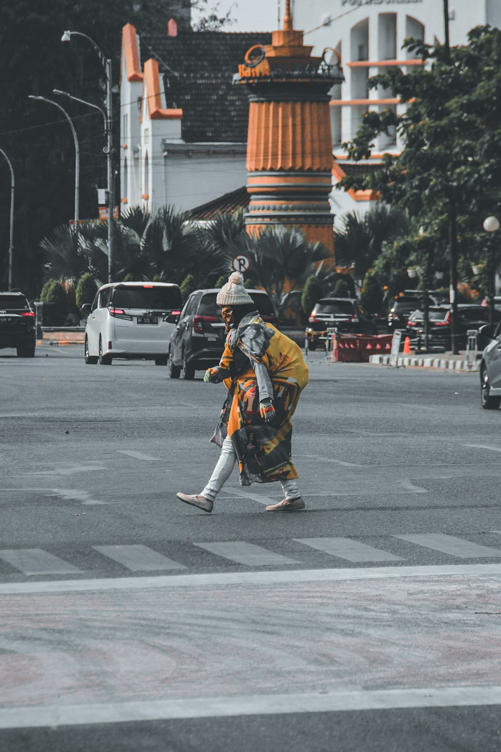 Una persona cruzando una calle en una ciudad