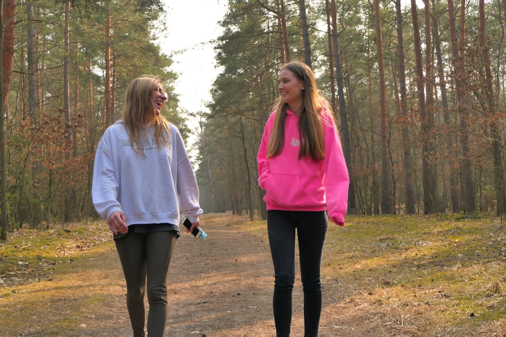 숲 속의 길을 걷고 있는 두 소녀