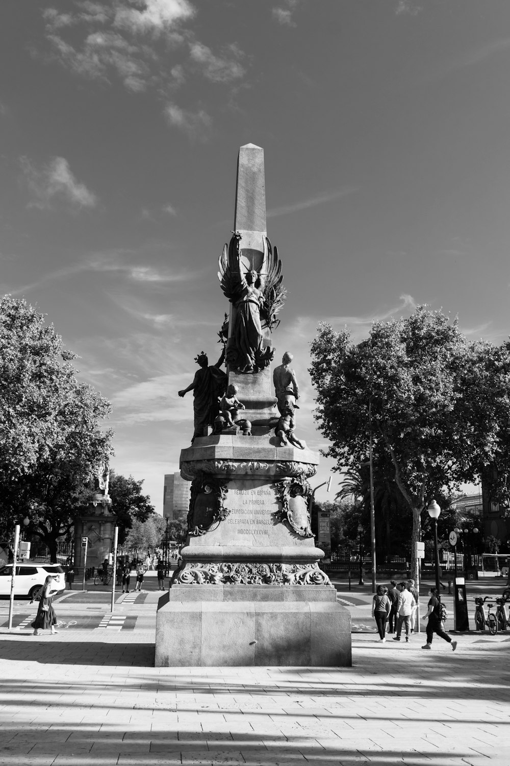 記念碑の白黒写真