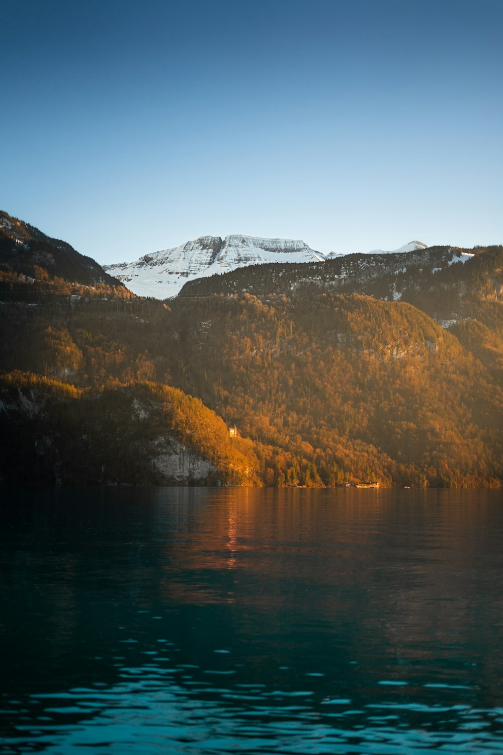 Un lago con una montagna sullo sfondo