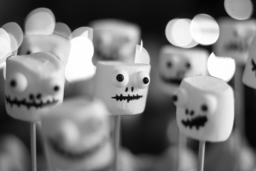 Eine Gruppe von Marshmallows mit Gesichtern darauf