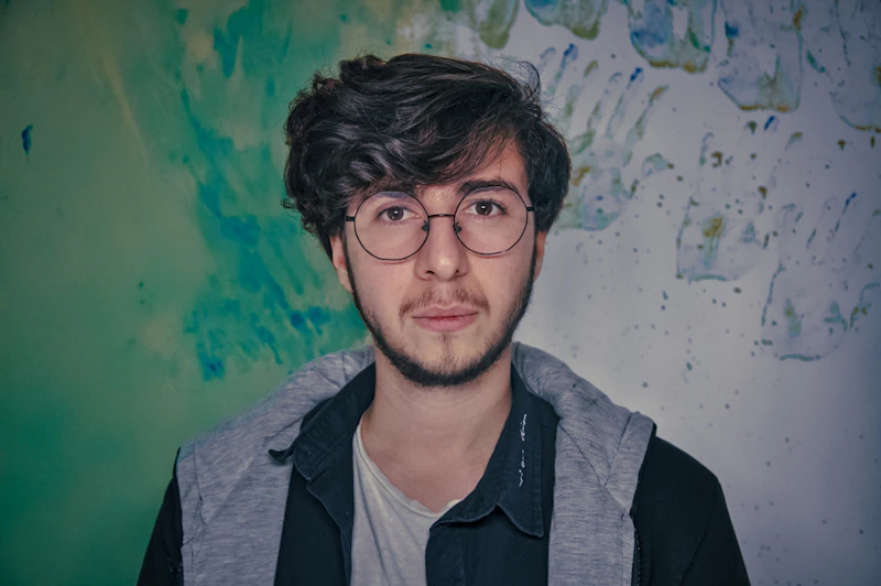 Sugar boy intelectual y atractivo con gafas