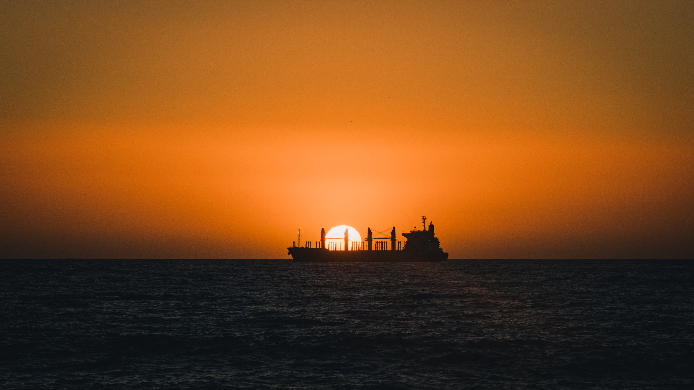 Kapal tanker berlayar di laut — Batavia Marine Service