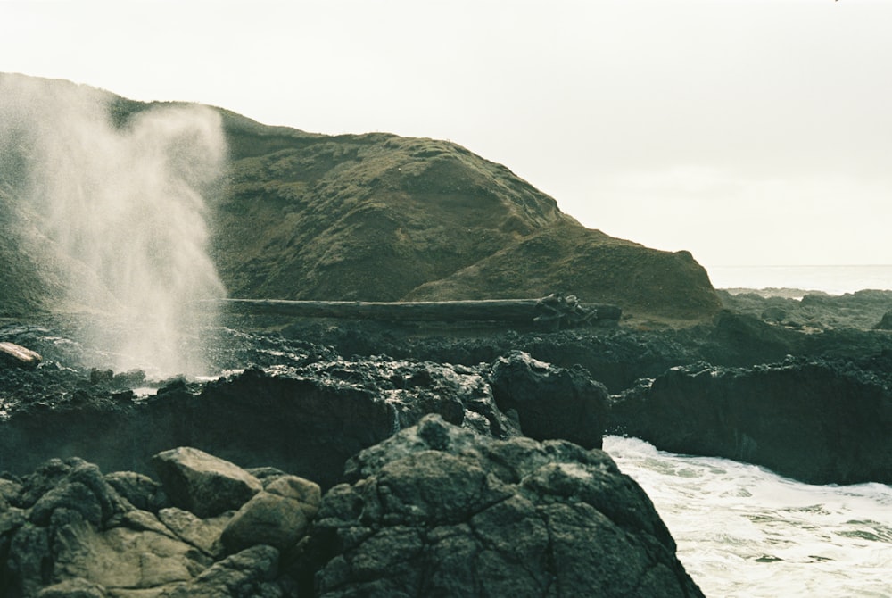 une grande cascade jaillissant de l’océan