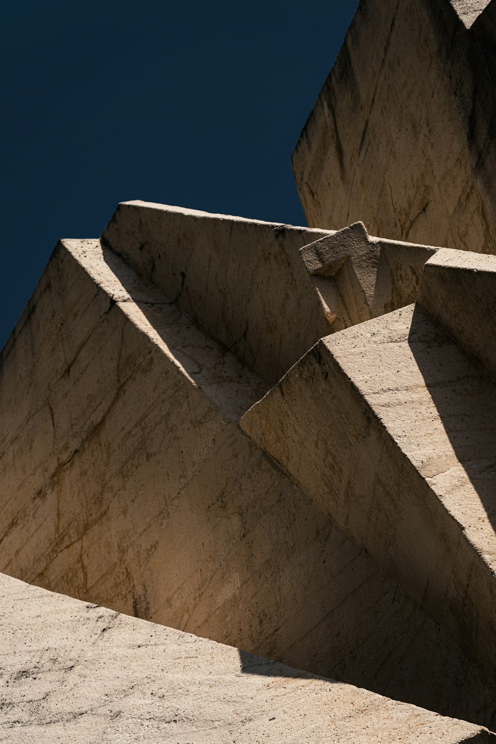 Un primo piano di una struttura di cemento con un cielo blu sullo sfondo