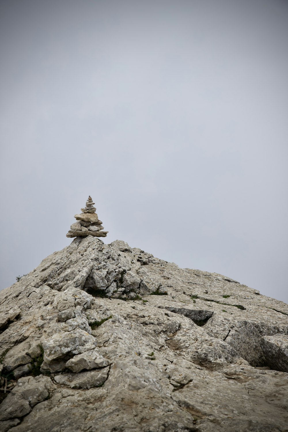 uma pilha de rochas no topo de uma montanha