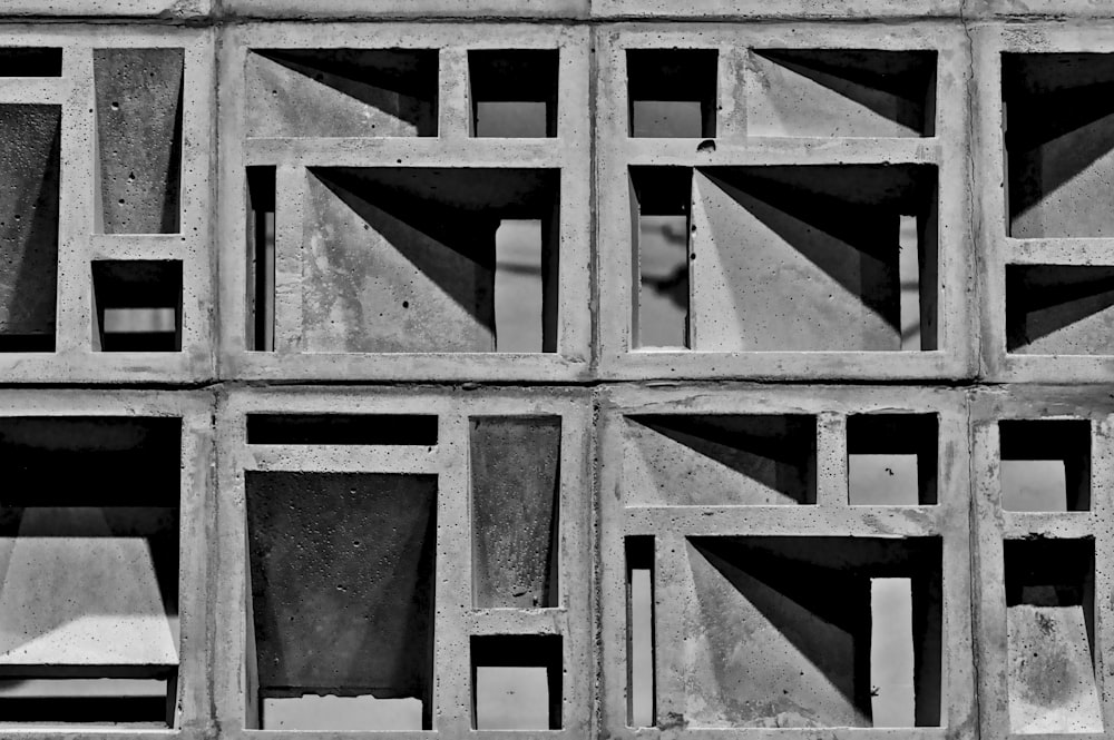 Una foto in bianco e nero di blocchi di cemento