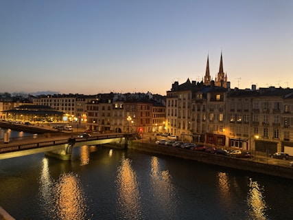 ville de bayonne de nuit