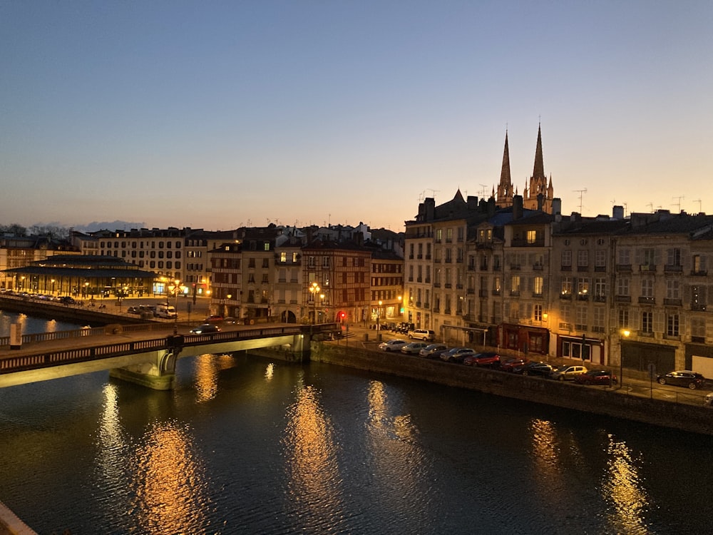 Ein Fluss, der durch eine Stadt fließt, neben hohen Gebäuden