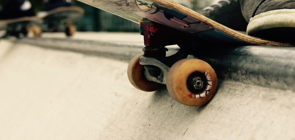 una persona che cavalca uno skateboard sul lato di una rampa