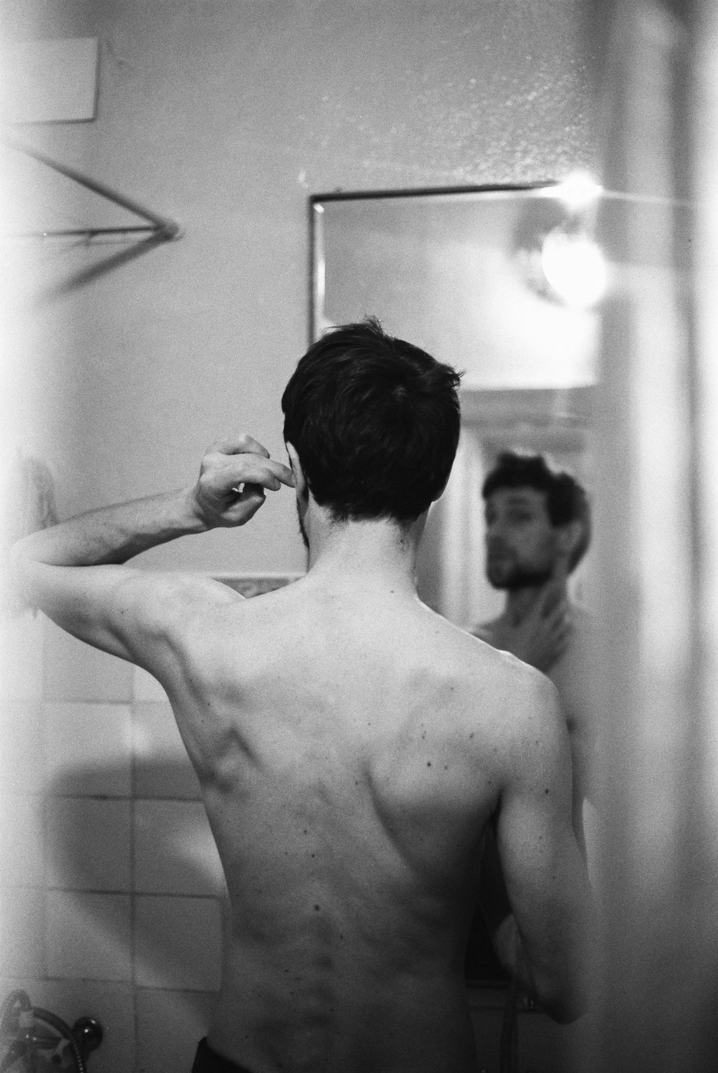 Chute de cheveux chez l'homme : comprendre les causes avant d'agir