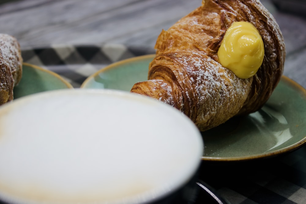 um croissant com manteiga sentado em um prato