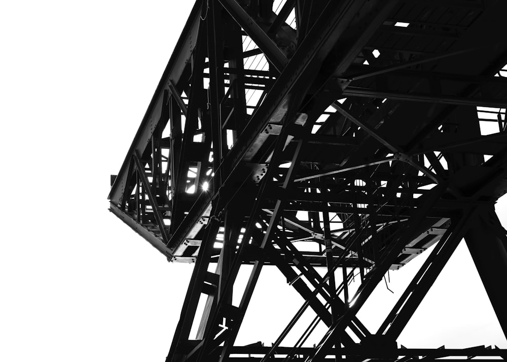 una foto in bianco e nero di una struttura metallica