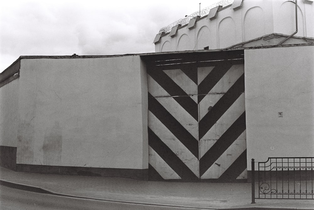 Una foto en blanco y negro de un edificio con una puerta grande