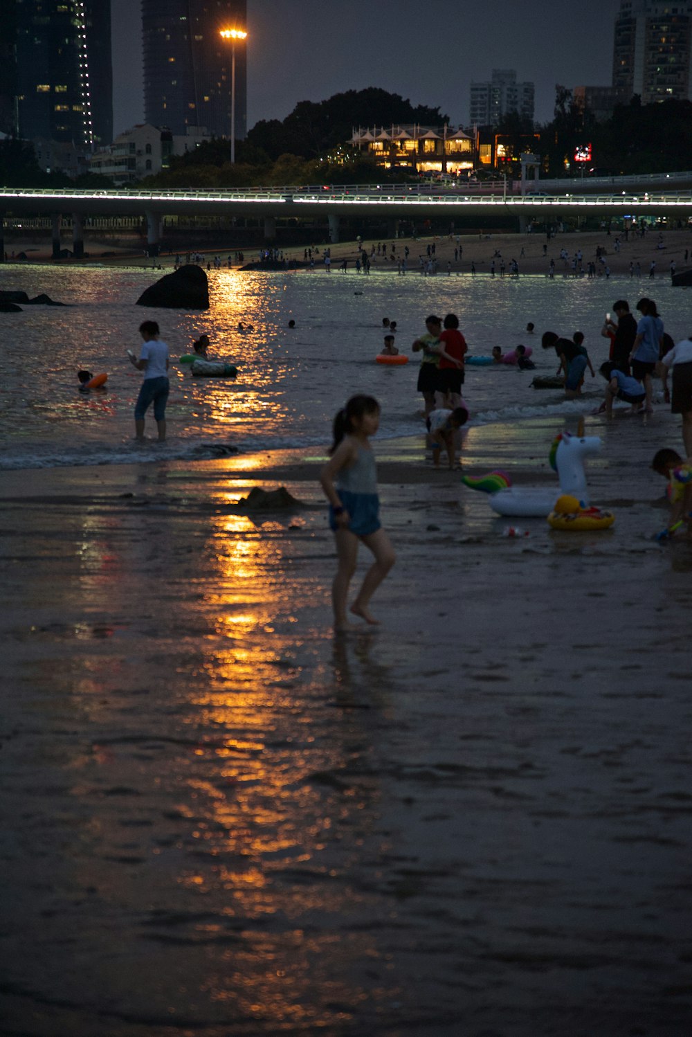 um grupo de pessoas em pé no topo de uma praia