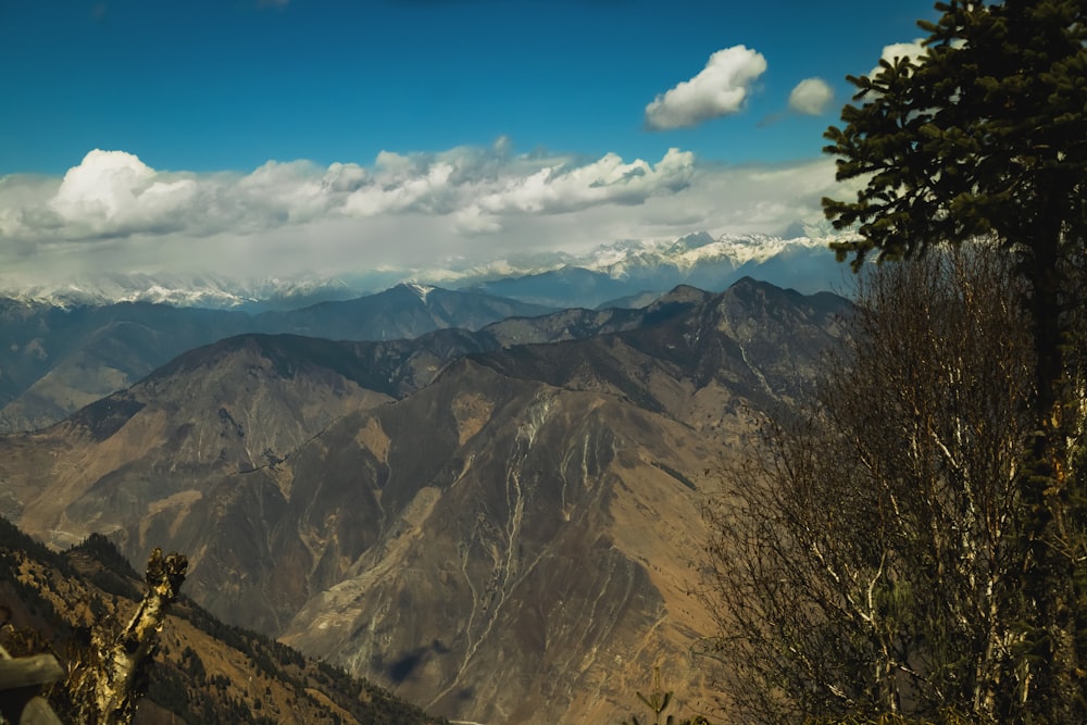 Blick auf eine Bergkette mit Wolken am Himmel