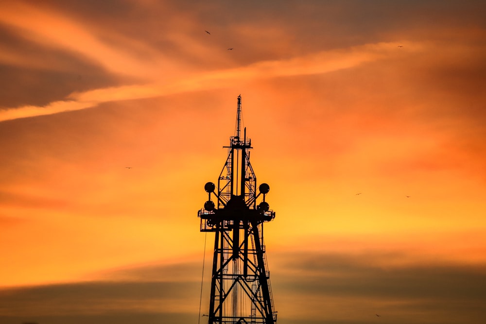 Ein sehr hoher Turm mit einem Himmel im Hintergrund