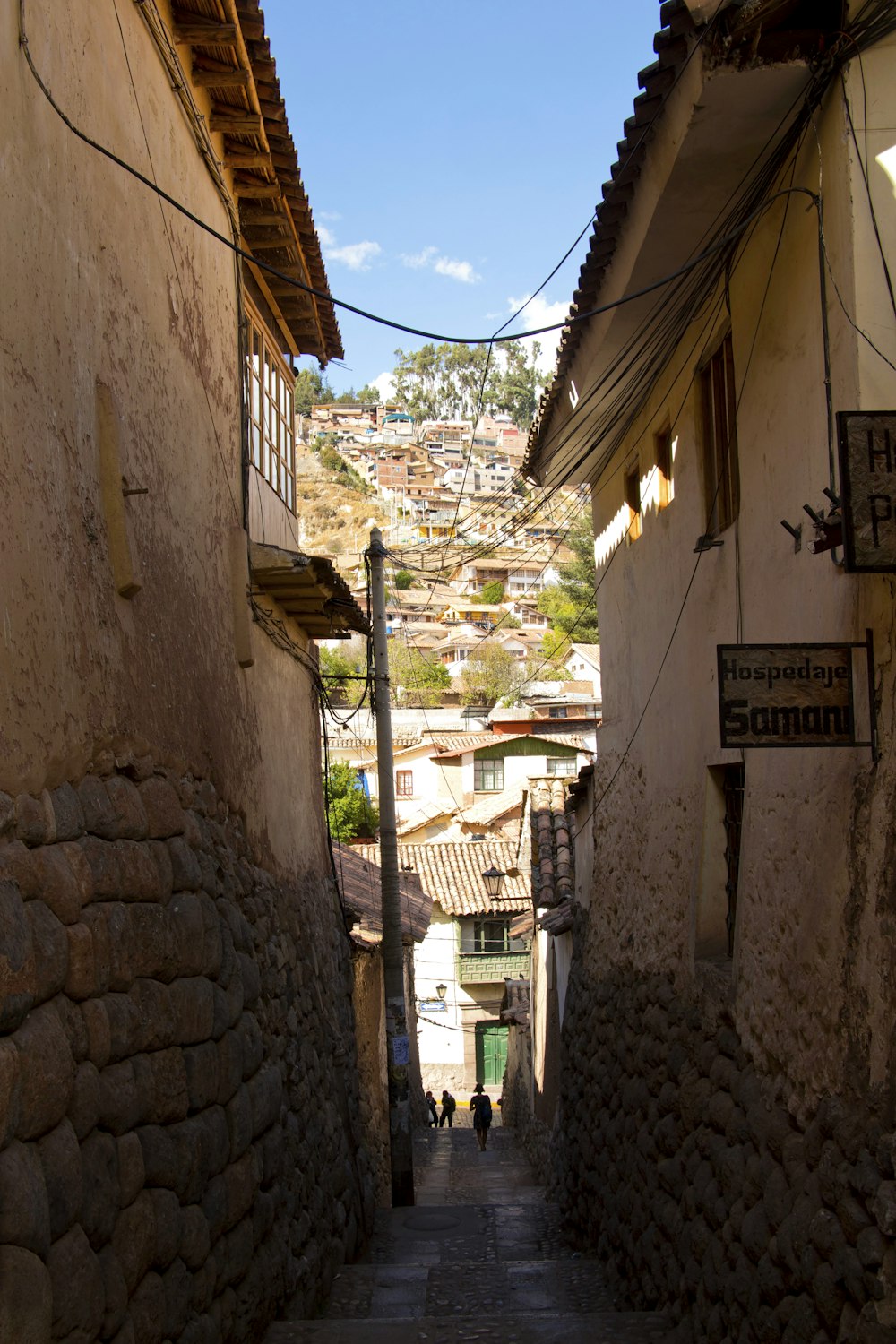 Un callejón estrecho con gente caminando por él