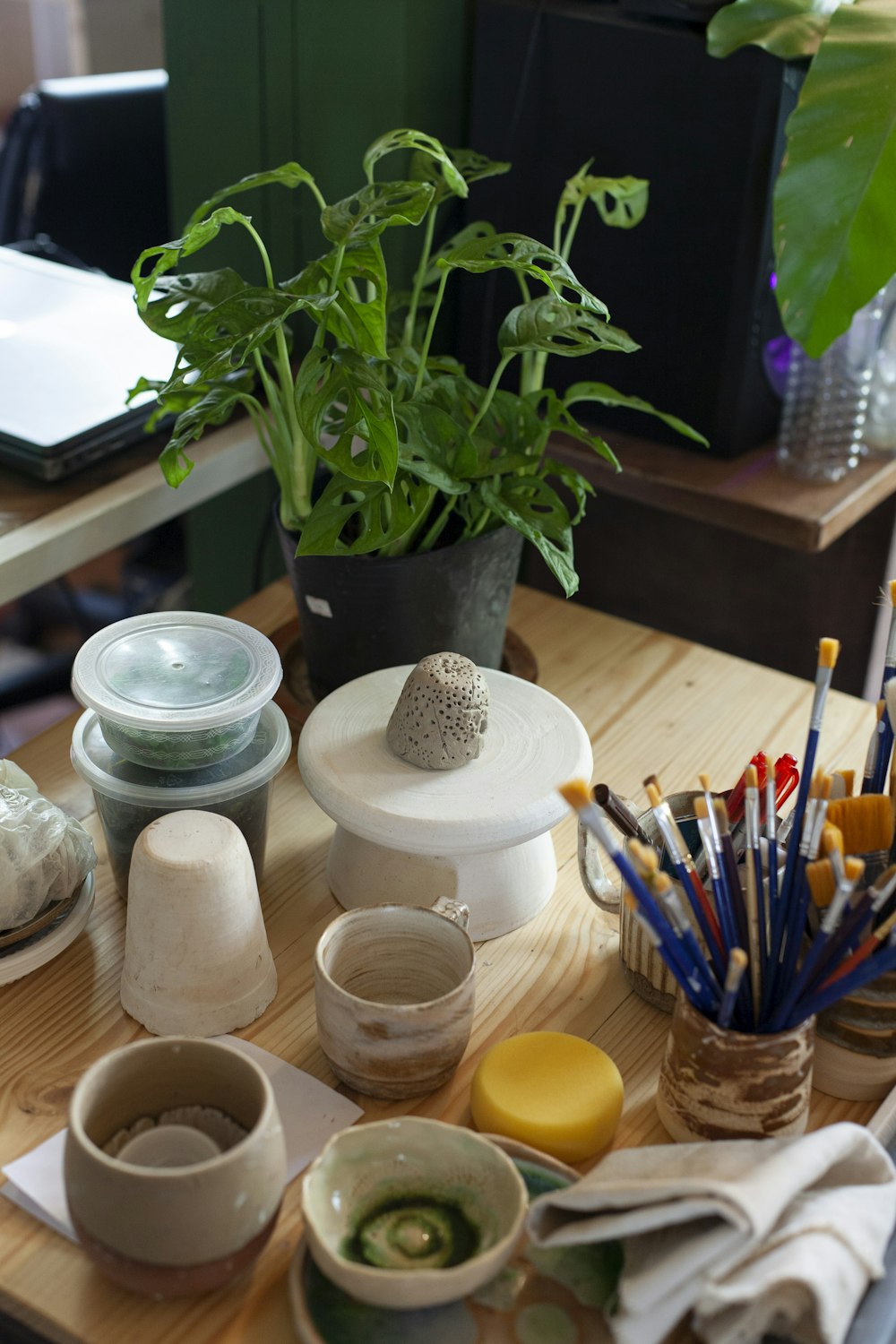 Una mesa de madera cubierta con muchos suministros de artesanía