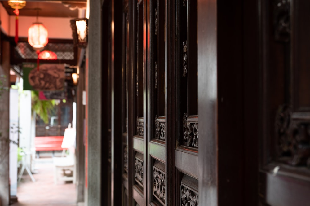 une porte menant à un restaurant avec une horloge au mur