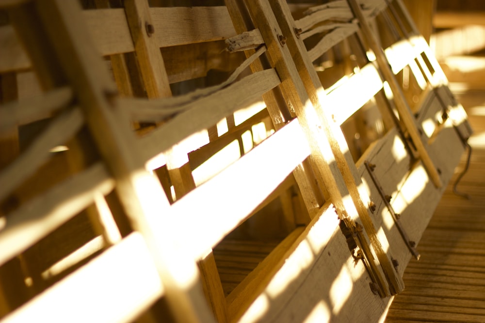 Una fila de sillas de madera sentadas encima de un piso de madera